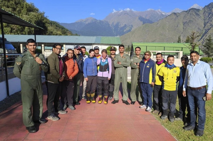 Thành công giải cứu hai nhà leo núi mắc kẹt trên dãy Himalaya  - Ảnh 2.