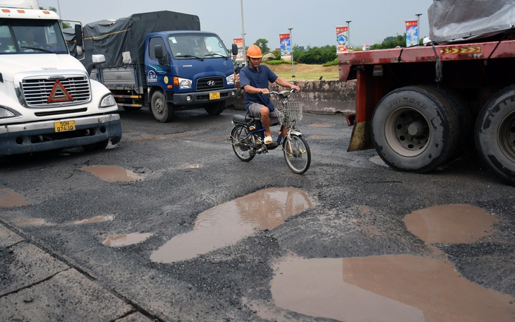 Tạm đóng làn quốc lộ 51 để sửa chữa đoạn đường 'đau khổ' - Ảnh 10.