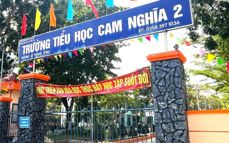 Vụ cô giáo tiểu học 'tố' bị hai cha con lôi ra sân trường xé áo: Kiểm điểm 2 cô giáo  - Ảnh 2.