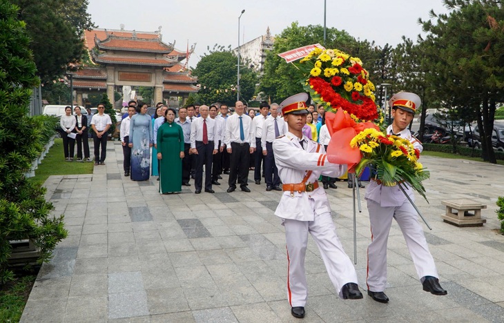 Lãnh đạo TP.HCM dâng hương tưởng niệm anh hùng Nguyễn Văn Trỗi - Ảnh 1.