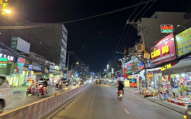 Đường Huỳnh Tấn Phát hư hoài, Ban Giao thông có cách nào để đảm bảo giao thông? - Ảnh 2.