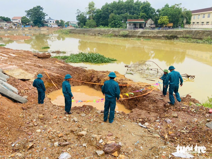 Phát hiện quả bom khi thi công kè chống sạt lở - Ảnh 2.