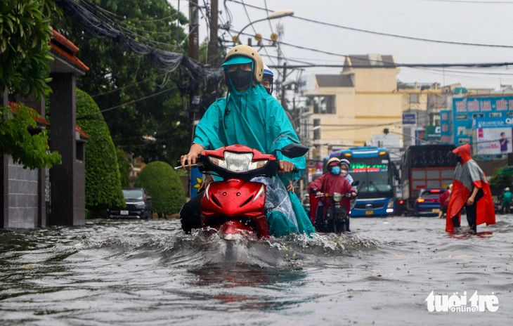 Những đường ở TP.HCM không có trong danh sách ngập nhưng vẫn ngập - Ảnh 1.