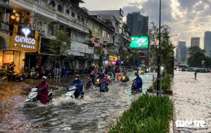 TP.HCM: Những đường không có trong danh sách ngập… vẫn ngập - Ảnh 2.