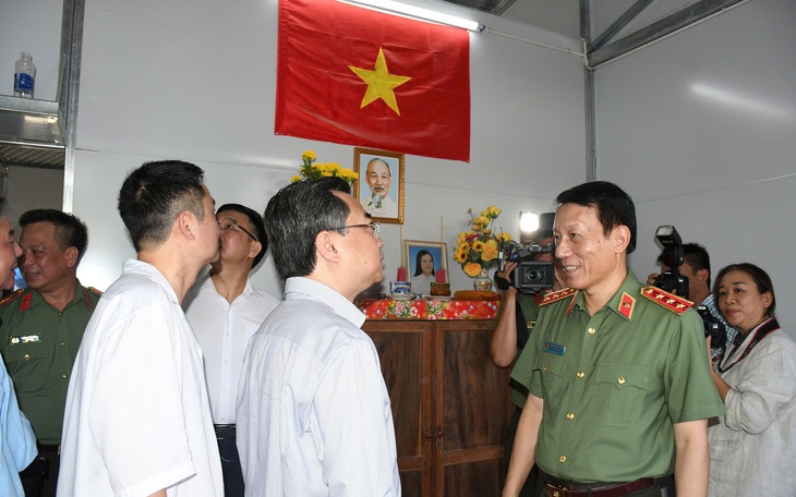 Thiếu tướng Nguyễn Hồng Nguyên: 'Có những ngôi nhà đi nửa ngày mới mang được bao xi măng' - Ảnh 2.