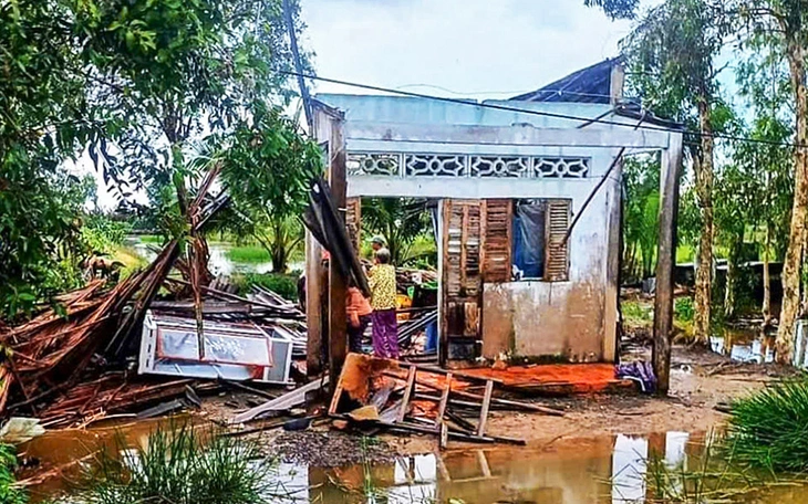  Lốc xoáy giữa tháng 12 làm tốc mái hơn 60 căn nhà - Ảnh 2.