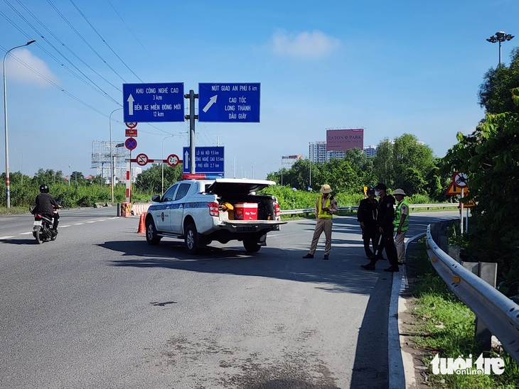 Xe chết máy trên cầu, kẹt xe 8km trên cao tốc TP.HCM - Long Thành - Dầu Giây - Ảnh 2.