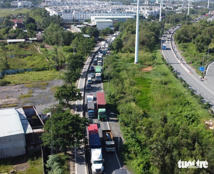 Xe chết máy trên cầu, kẹt xe 8km trên cao tốc TP.HCM - Long Thành - Dầu Giây - Ảnh 4.