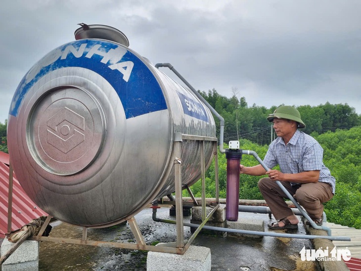 Hai công trình cấp nước trơ gan giữa đồi, dân xót xa vì thiếu nước - Ảnh 2.