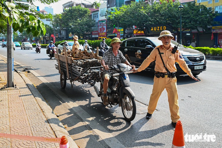 Chở hàng cồng kềnh trên phố Hà Nội, nhiều tài xế bị xử phạt - Ảnh 3.