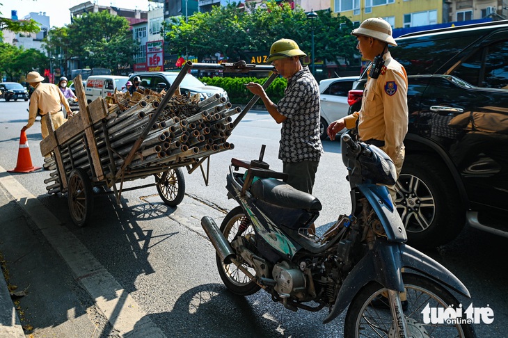 Chở hàng cồng kềnh trên phố Hà Nội, nhiều tài xế bị xử phạt - Ảnh 6.