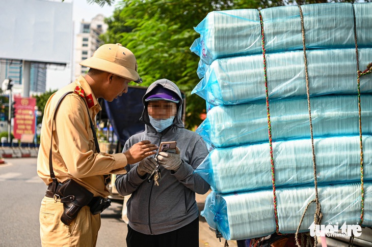 Chở hàng cồng kềnh trên phố Hà Nội, nhiều tài xế bị xử phạt đều nói vì mưu sinh - Ảnh 8.