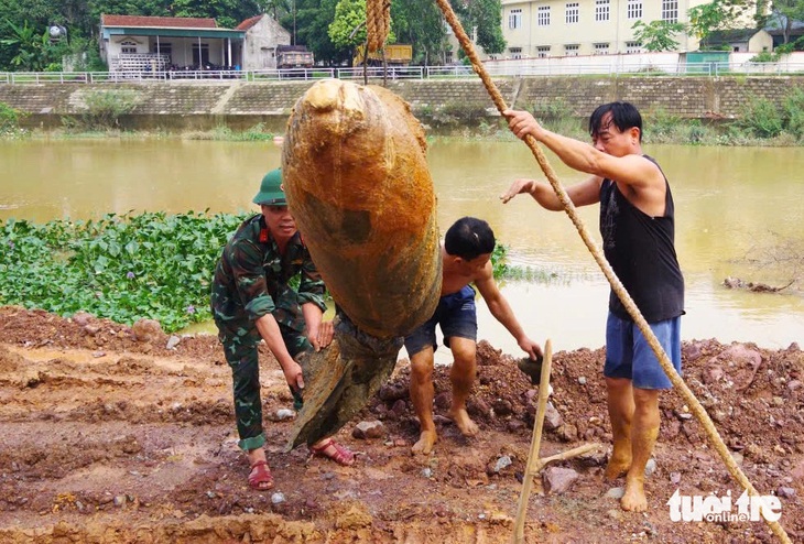 Trục vớt quả bom còn sót lại sau chiến tranh đưa đi hủy nổ - Ảnh 1.