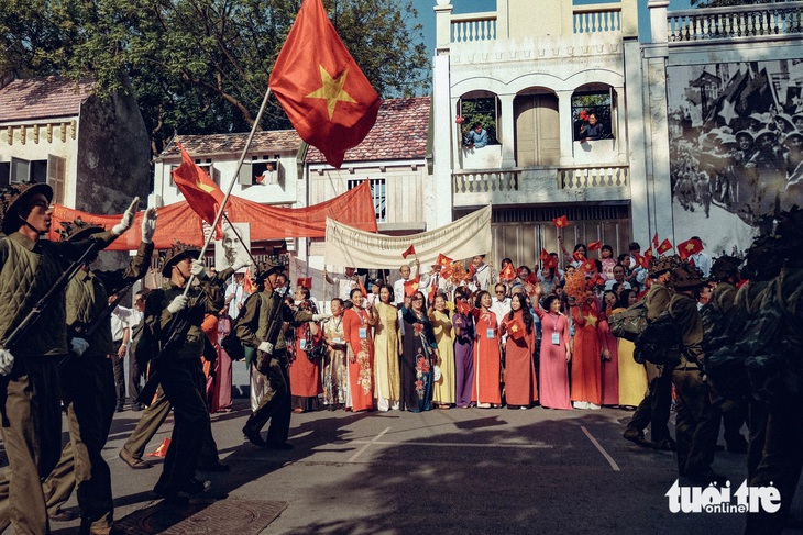 Hà Nội rực rỡ trong nắng thu vàng mừng Ngày Giải phóng thủ đô - Ảnh 4.