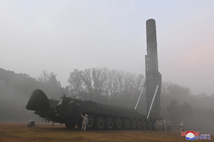 Triều Tiên phô diễn sức mạnh với tên lửa ICBM có thể bay tới mọi nơi ở Mỹ - Ảnh 2.