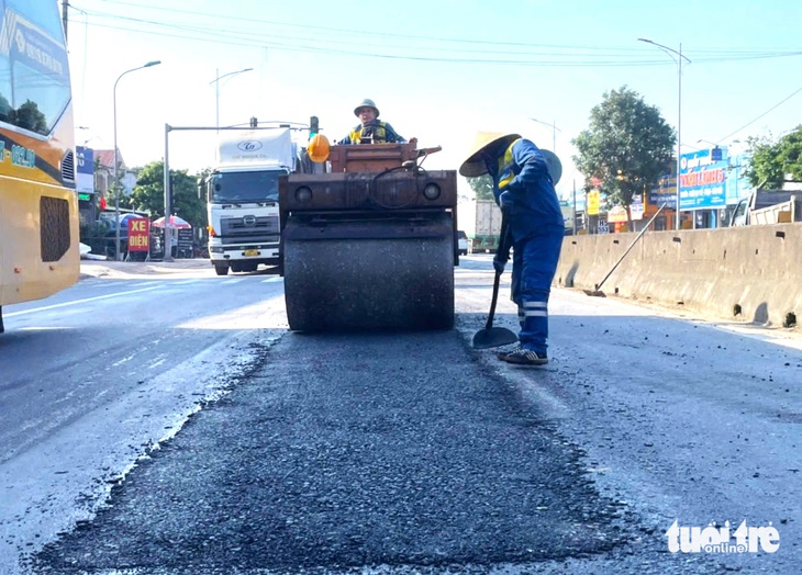 Sửa chữa mặt đường hư hỏng, bong tróc trên quốc lộ 1 - Ảnh 1.