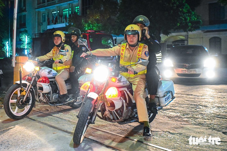 Cảnh sát quây rào trên phố, 'quái xế' tháo chạy bất thành - Ảnh 4.