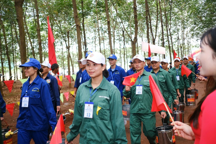 Anh Nguyễn Văn Nam giành giải Bàn tay vàng cạo mủ cao su Binh đoàn 15 - Ảnh 2.