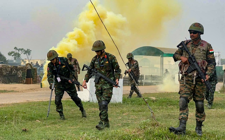 Công binh, quân y, không quân Việt Nam thực hành xử lý tình huống thảm họa động đất - Ảnh 5.