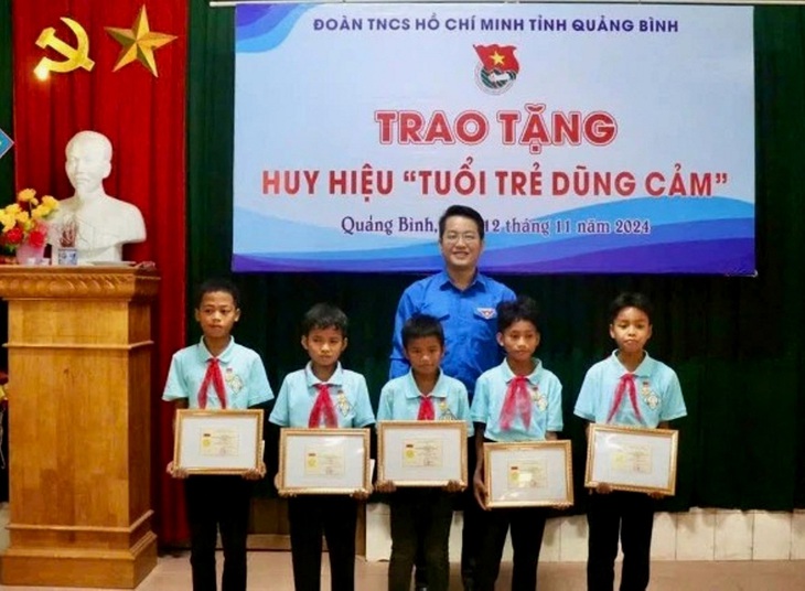 Trao huy hiệu Tuổi trẻ dũng cảm cho nhóm học sinh cứu 2 em nhỏ bị nước cuốn - Ảnh 1.