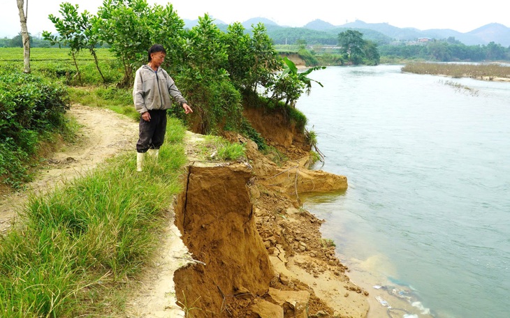 Người dân ‘mất ăn mất ngủ’ vì bờ sông Dinh sạt lở nghiêm trọng - Ảnh 1.