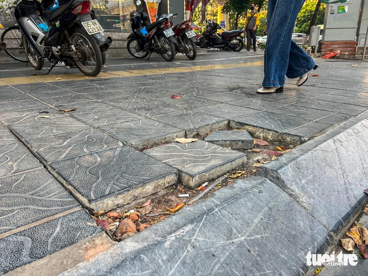 Cuối năm, vỉa hè ở Hà Nội bị xới tung để lát lại, nhiều điểm mới lát được 1 năm đã hư hỏng, nứt vỡ - Ảnh 7.