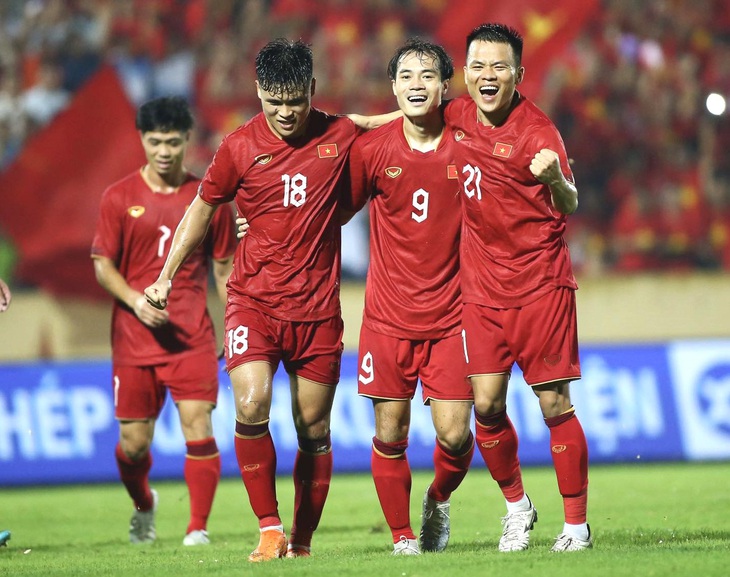 Bất ngờ tăng 3 bậc, Việt Nam bị Indonesia bám đuổi trên bảng xếp hạng FIFA - Ảnh 1.