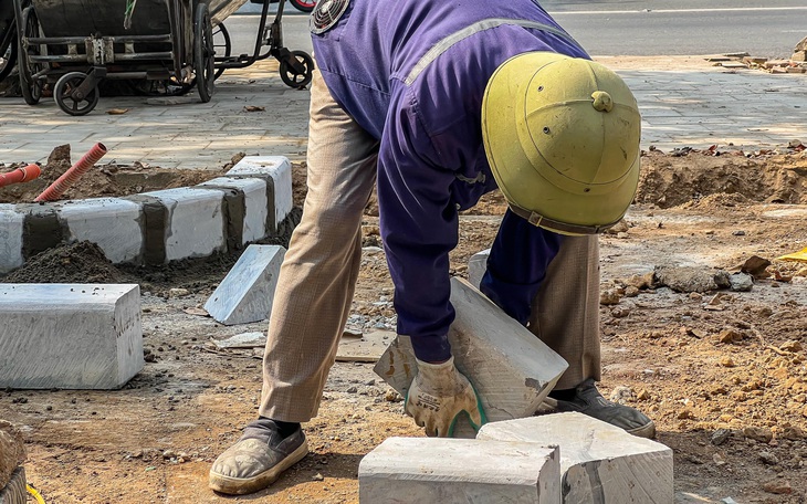 Lát đá vỉa hè Hà Nội: Vừa làm xong đã hỏng, Chủ tịch Hà Nội chỉ đạo kiểm tra - Ảnh 2.