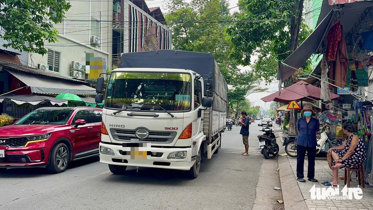 Sinh viên, người dân trong làng đại học thấp thỏm vì xe tải, xe ben chạy ầm ầm ngày đêm - Ảnh 1.