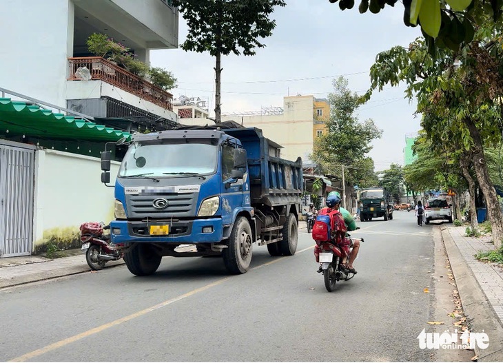 Xe tải, xe ben chạy ầm ầm suốt ngày đêm, sinh viên làng đại học TP.HCM thấp thỏm - Ảnh 4.