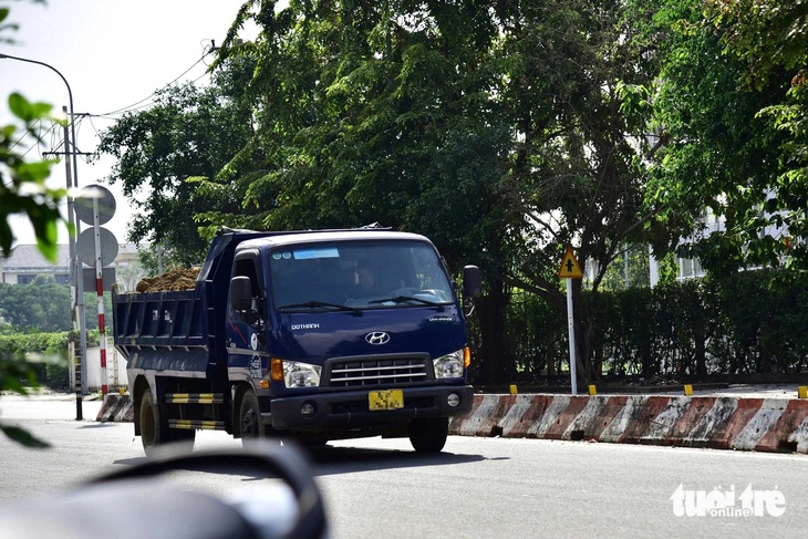 Xe tải, xe ben chạy ầm ầm suốt ngày đêm, sinh viên làng đại học TP.HCM thấp thỏm - Ảnh 2.