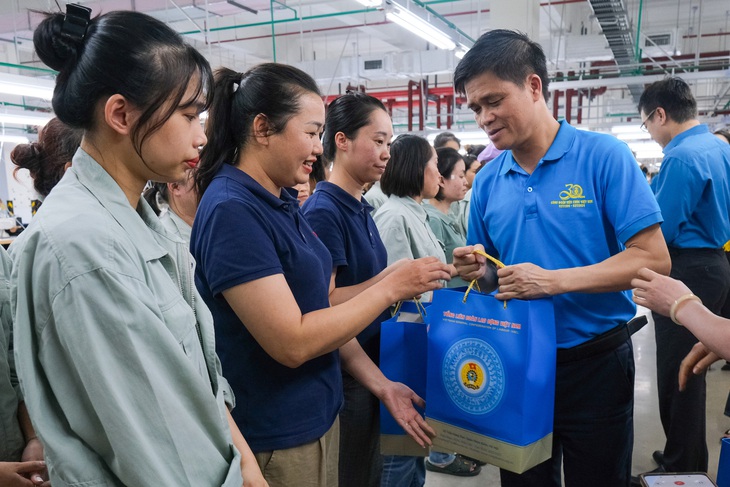 Trẻ mồ côi là con đoàn viên, người lao động được công đoàn tặng sổ tiết kiệm - Ảnh 1.