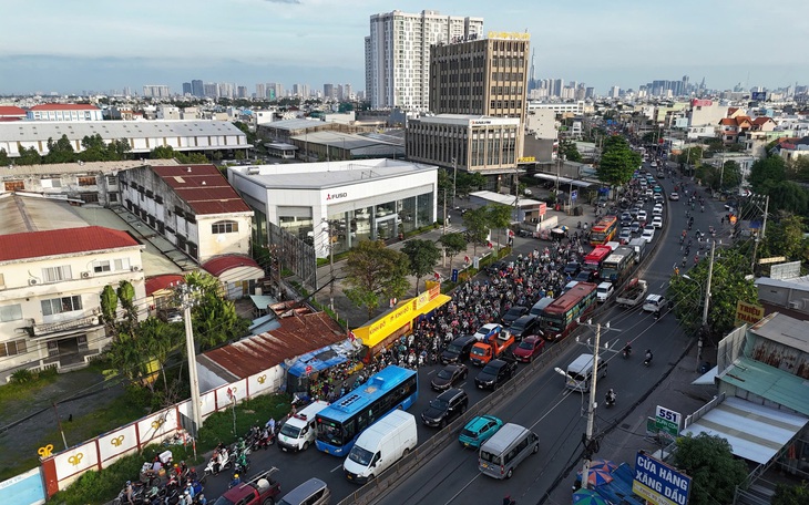 Phá 'cục máu đông', mở lối lưu thông - Ảnh 1.