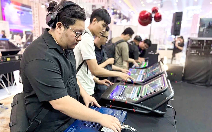 Người Hà Nội đội mưa đi xem triển lãm âm thanh, ánh sáng Plase Show 2025 - Ảnh 2.