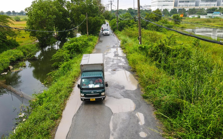 TP.HCM rót hơn 2.100 tỉ đồng ‘hồi sức’ hàng loạt tuyến đường, cây cầu xuống cấp  - Ảnh 2.