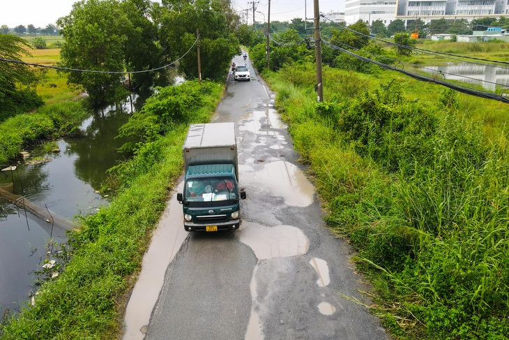 Đường vào Bệnh viện Nhi đồng, Truyền máu Huyết học ở Bình Chánh tan nát - Ảnh 3.