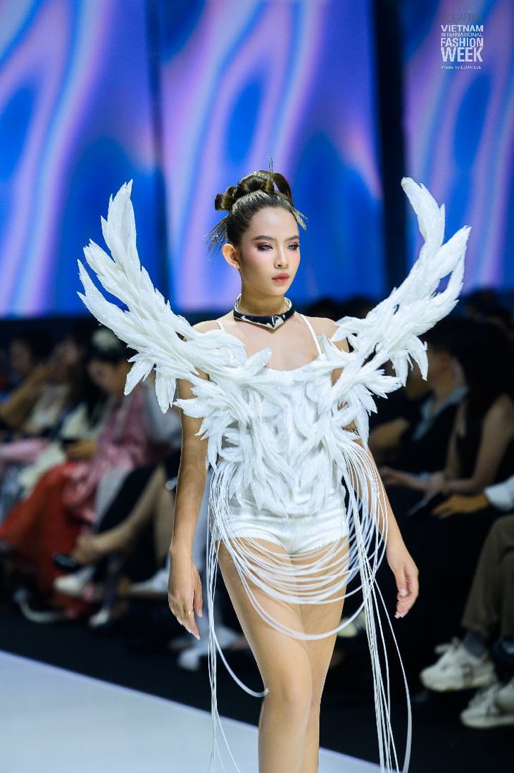 Thanh Hằng hoá thiên thần chiến binh toả sáng trên sàn catwalk - Ảnh 7.