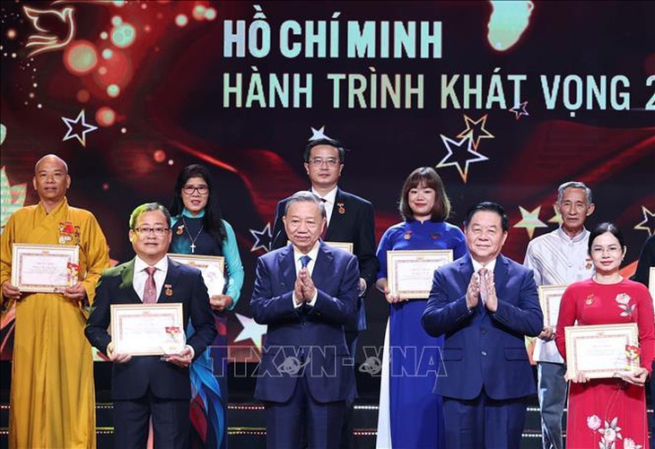 Tổng Bí thư Tô Lâm dự chương trình 'Hồ Chí Minh - Hành trình khát vọng 2024' - Ảnh 1.