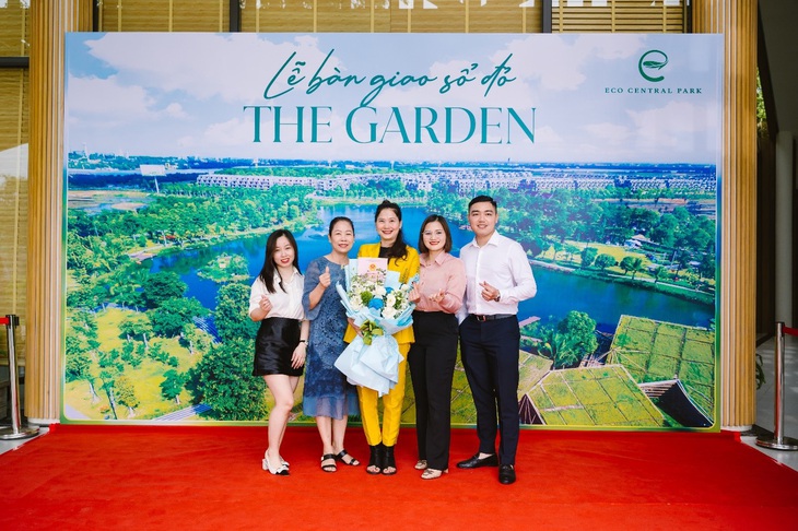 Những cư dân đầu tiên Eco Central Park nhận sổ đỏ - Ảnh 3.