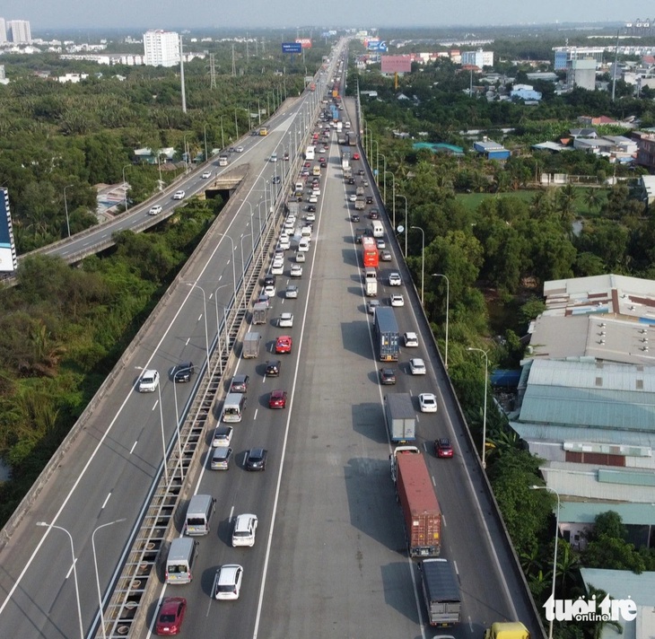 Xe container gặp sự cố trên cầu Long Thành, ùn ứ kéo dài 10km trên cao tốc - Ảnh 2.