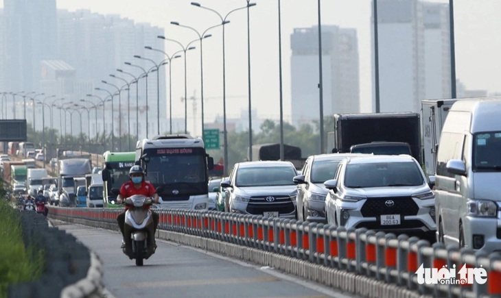 Cao tốc TP.HCM - Long Thành ùn ứ ngày cuối tuần do va chạm hai xe trên cầu - Ảnh 3.