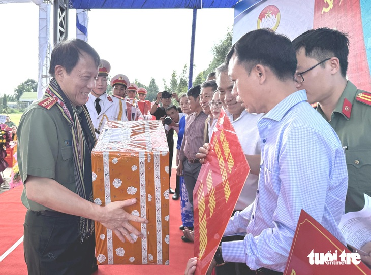 Bộ trưởng Bộ Công an nói về đoàn kết dân tộc, tương thân tại ngày hội ở Cư Kuin - Ảnh 5.