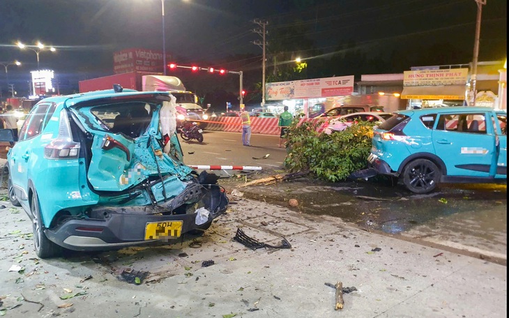 2 taxi cùng hãng tông nhau liên hoàn - Ảnh 1.