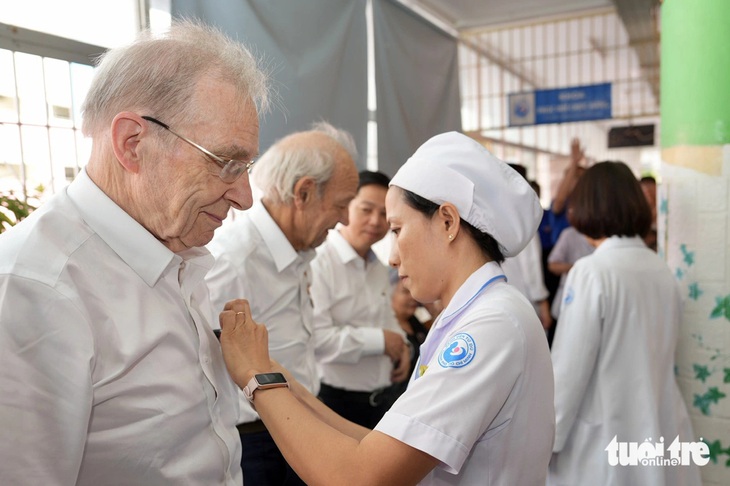 Thăm Làng hòa bình, hai người bạn Thụy Sĩ tặng quà cho trẻ em nhiễm chất độc da cam  - Ảnh 3.