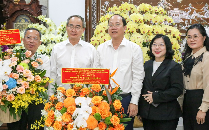 Phó bí thư thường trực Thành ủy TP.HCM thăm các nhà giáo tiêu biểu  - Ảnh 3.