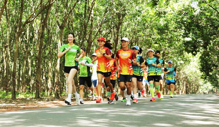 Hoàng Nguyên Thanh cùng 10.000 runner dự Bình Phước Marathon 2024 - Ảnh 1.