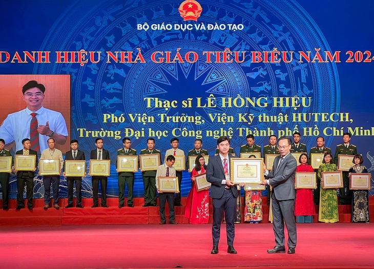 Người thầy không chỉ giảng dạy mà còn truyền cảm hứng - Ảnh 1.