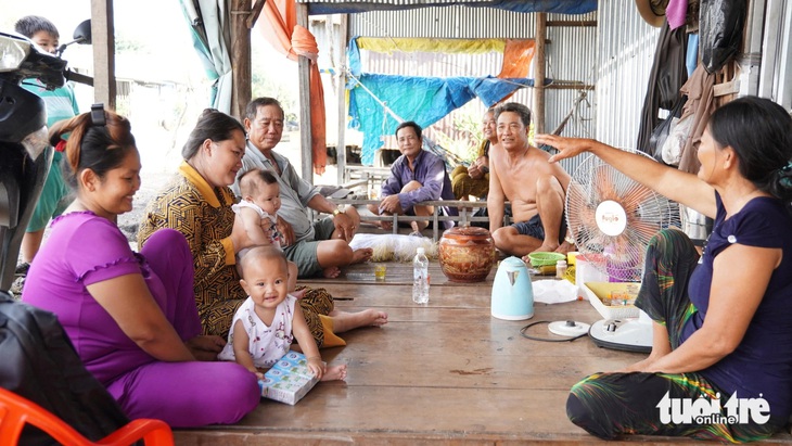 Xóm Việt kiều Campuchia mưu sinh theo mùa nước nổi - Kỳ 1: Dắt díu nhau về tìm hy vọng ở quê hương - Ảnh 2.