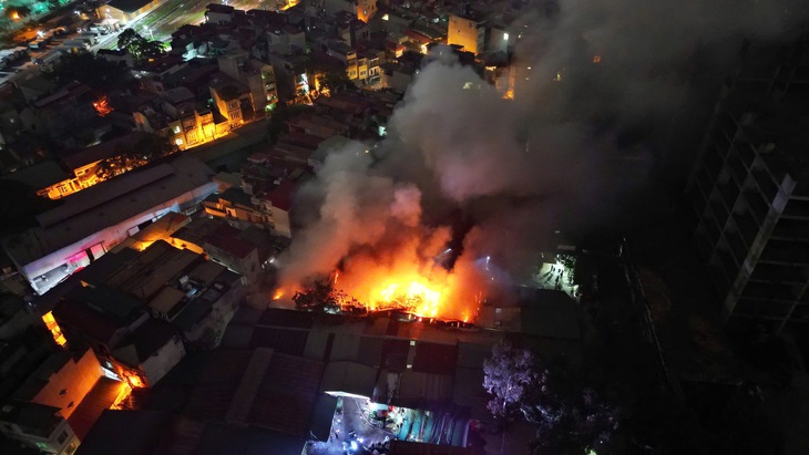 Cháy lớn ở Hà Nội, phải dỡ mái tôn đoạn giữa ga Giáp Bát với khu dân cư để ngăn cháy lan - Ảnh 2.