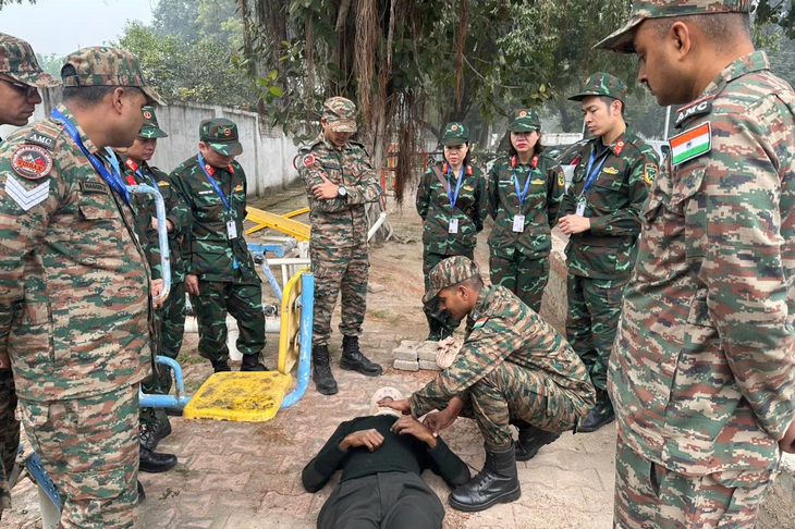 Công binh, quân y, không quân Việt Nam thực hành xử lý tình huống thảm họa động đất - Ảnh 2.